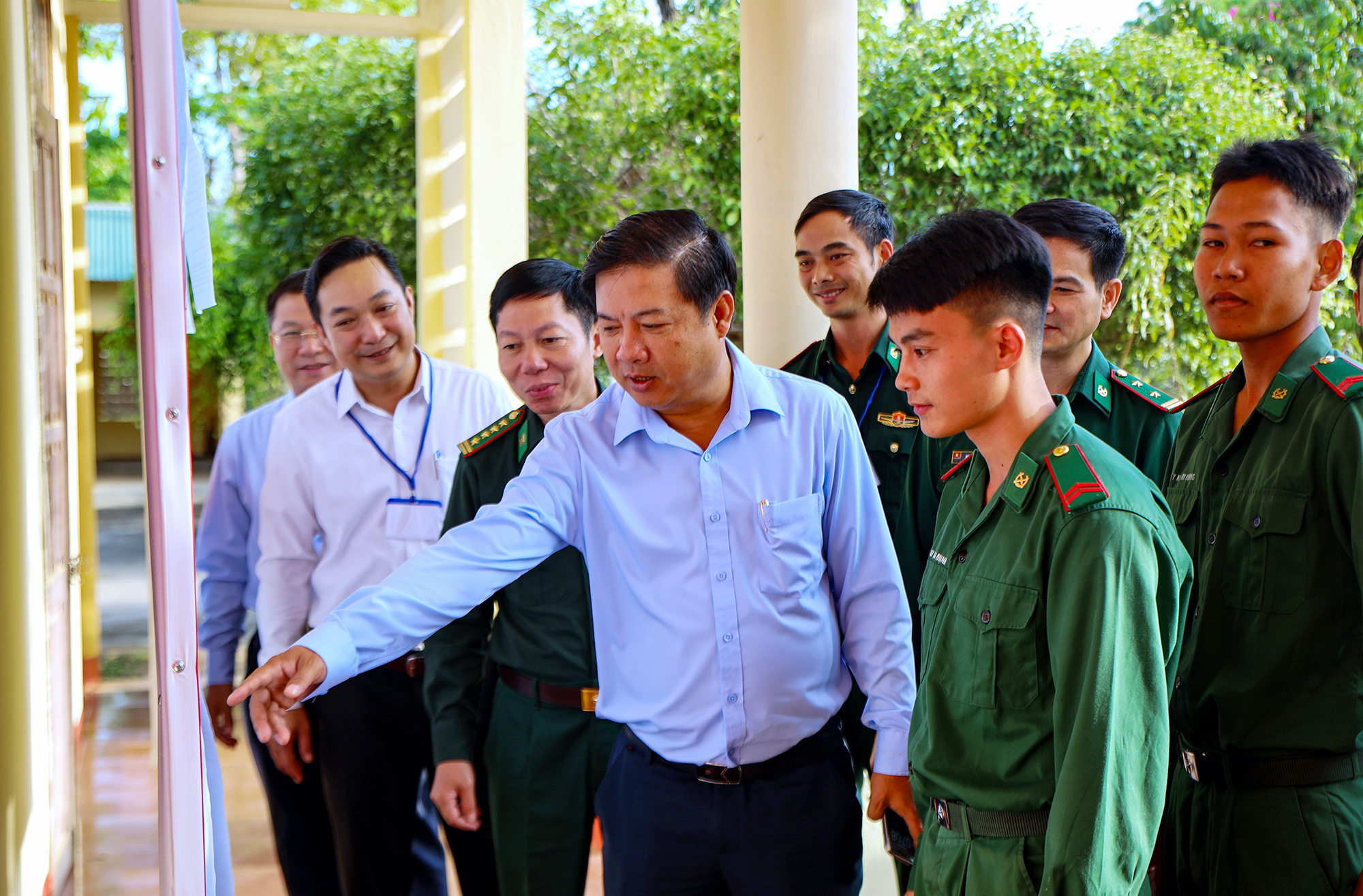 Bí thư Tỉnh ủy Lương Nguyễn Minh Triết dự Lễ khai mạc bầu cử sớm tại Đồn Biên phòng Sê Rê Pốk