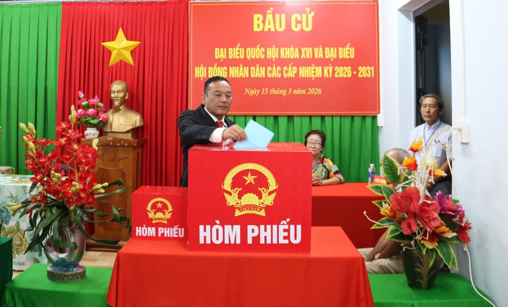 Đồng chí Y Giang Gry Niê Knơng cùng người dân tham gia bỏ phiếu tại Tổ bầu cử số 18, phường Buôn Ma Thuột
