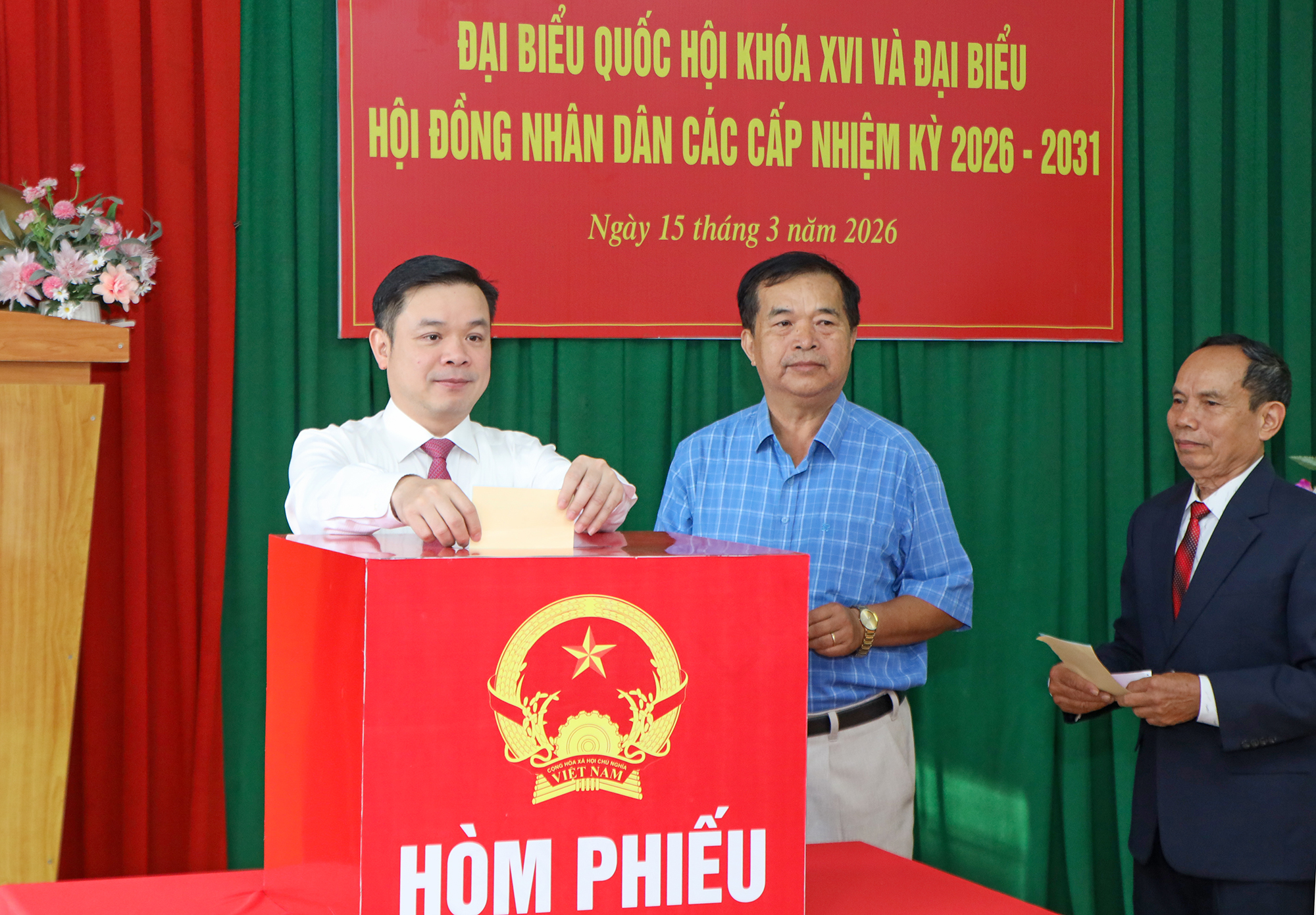 Phó Bí thư Tỉnh ủy Đỗ Hữu Huy dự Lễ khai mạc bầu cử tại Khu vực bầu cử số 48, phường Buôn Ma Thuột