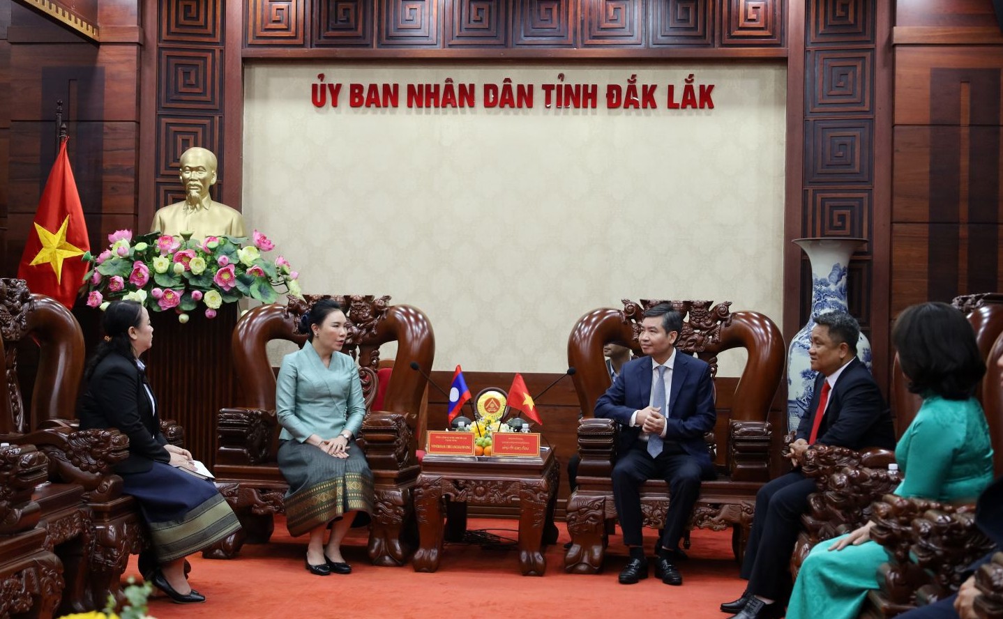 Chairman of the People's Committee of Dak Lak province Ta Anh Tuan pays a courtesy call on the Consul General of the Lao People's Democratic Republic