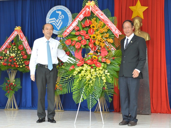 Trường THPT Buôn Ma Thuột tưng bừng đón năm học mới