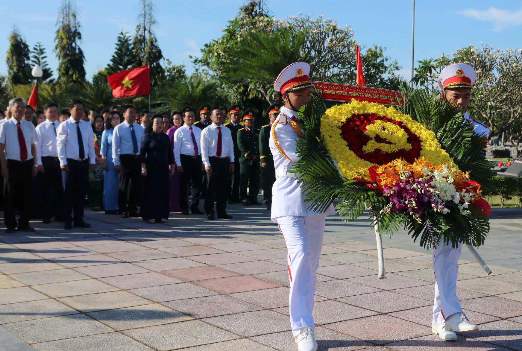 Lãnh đạo tỉnh viếng Nghĩa trang liệt sĩ, dâng hương kỷ niệm 51 năm Ngày giải phóng Phú Yên