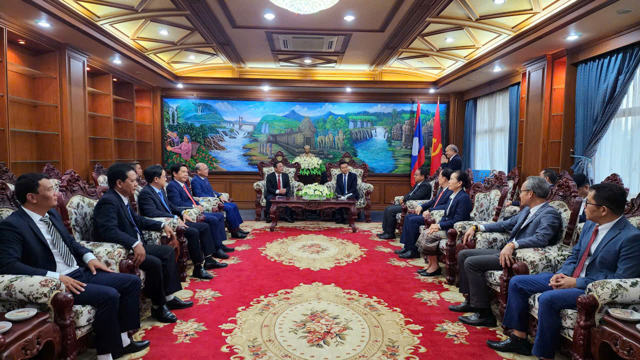 The Standing Committee of the Dak Lak Provincial Party Committee visits and extends Bunpimay Traditional New Year greetings in Champasak Province (Laos)