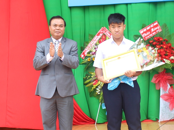 Nguyen Du High School for the Gifted starts new school year 2016-2017