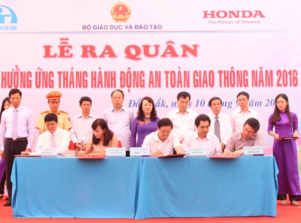 Lễ ra quân phát động hưởng ứng “Tháng hành động an toàn giao thông năm 2016”