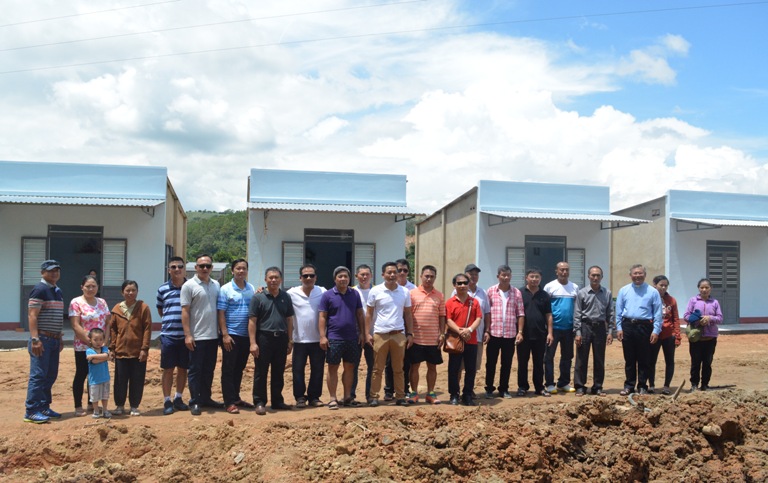 Đoàn doanh nhân thành phố Hồ Chí Minh trao tặng nhà tình nghĩa tại huyện Cư Kuin.