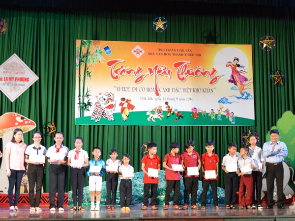 Chương trình Trăng yêu thương cho trẻ em có hoàn cảnh khó khăn