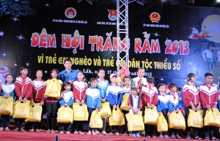 Nhiều hoạt động ý nghĩa cho trẻ em có hoàn cảnh khó khăn trong dịp Tết Trung thu năm 2016.