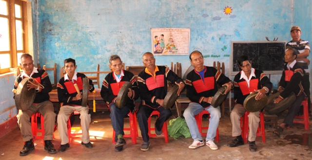 To praise 200 typical individuals of villages, hamlets in the Central Highlands