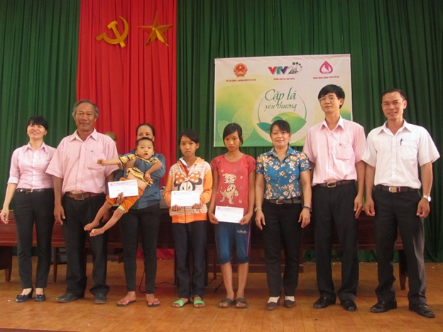 Ngân hàng CSXH tỉnh trao tiền hỗ trợ chương trình “Cặp lá yêu thương”