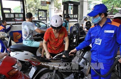 Xăng tăng nhẹ, dầu giảm giá