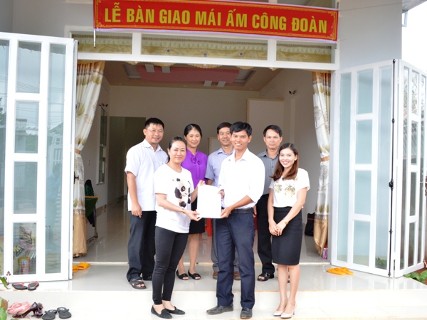 Công đoàn viên chức tỉnh bàn giao nhà “Mái ấm công đoàn”