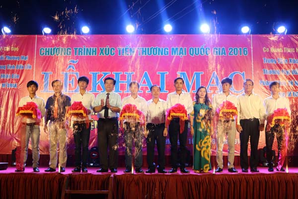 Khai mạc Phiên chợ hàng Việt về miền núi, vùng sâu, vùng xa tại huyện M’Đrắk năm 2016.