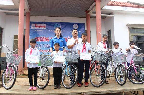 Chương trình nhân ái “Kết nối yêu thương – Nâng bước đến trường” năm 2016