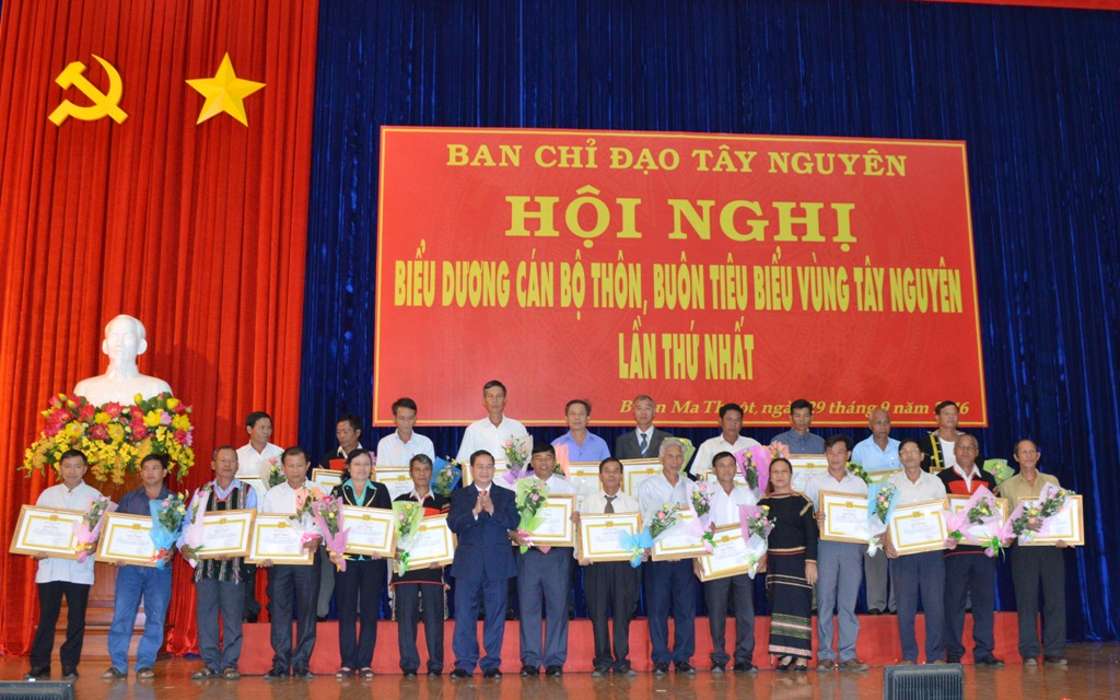 Biểu dương 200 cán bộ thôn, buôn tiêu biểu vùng Tây Nguyên