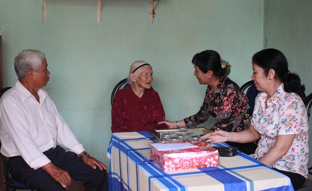 Thăm, tặng quà cho người cao tuổi huyện Cư M’gar.