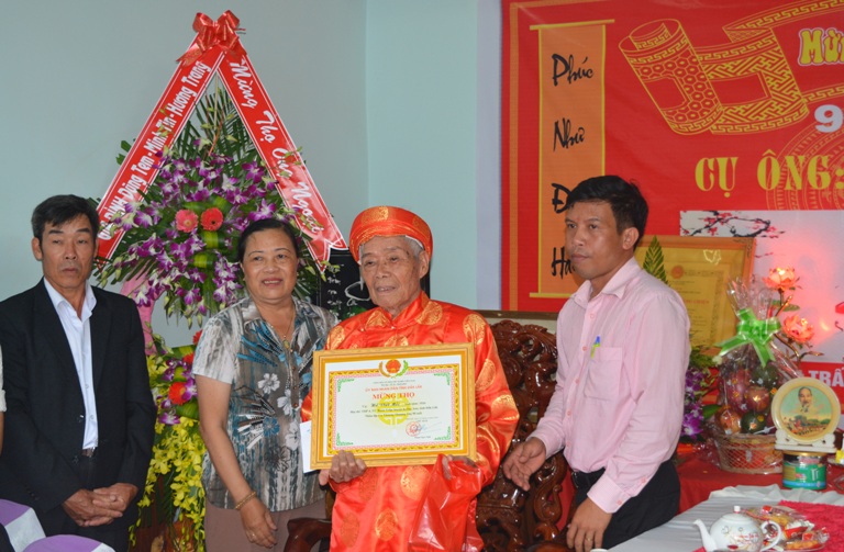 Thăm, tặng quà, chúc thọ, mừng thọ người cao tuổi tiêu biểu trên địa bàn huyện Krông Ana.