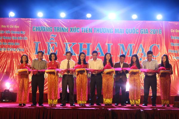 Khai mạc Phiên chợ hàng Việt về miền núi, vùng sâu, vùng xa tại huyện Krông Bông năm 2016.