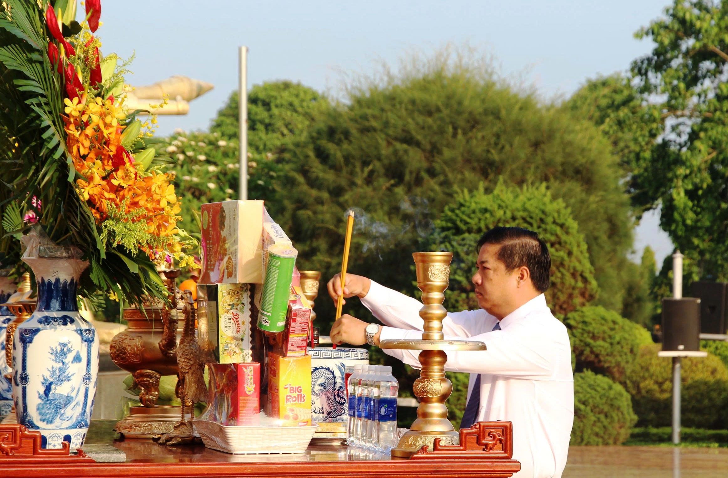 Lãnh đạo tỉnh viếng Nghĩa trang Liệt sĩ nhân kỷ niệm 51 năm Ngày Giải phóng miền Nam, thống nhất đất nước
