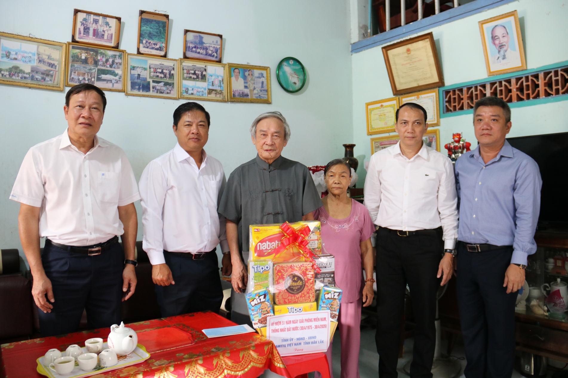 Bí thư Tỉnh ủy Lương Nguyễn Minh Triết thăm, tặng quà gia đình chính sách