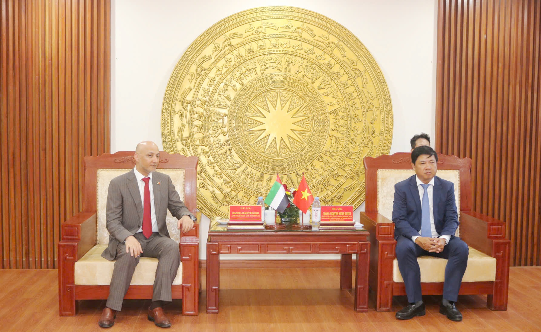 Secretary of the Dak Lak Provincial Party Committee receives and works with the UAE delegation.