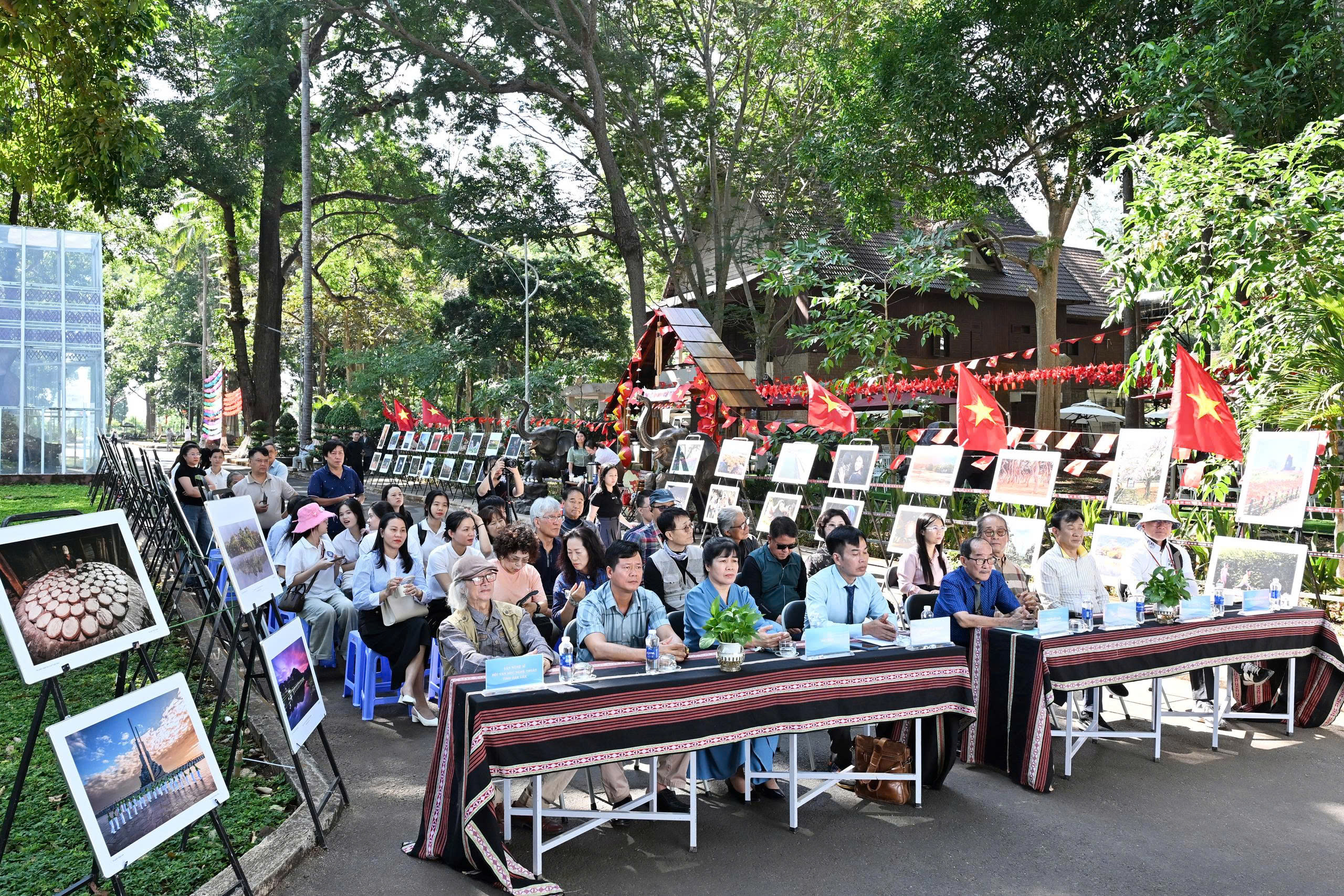 Trưng bày 100 ảnh nghệ thuật giao lưu Việt Nam – Hàn Quốc với chủ đề “Kết nối bản sắc”