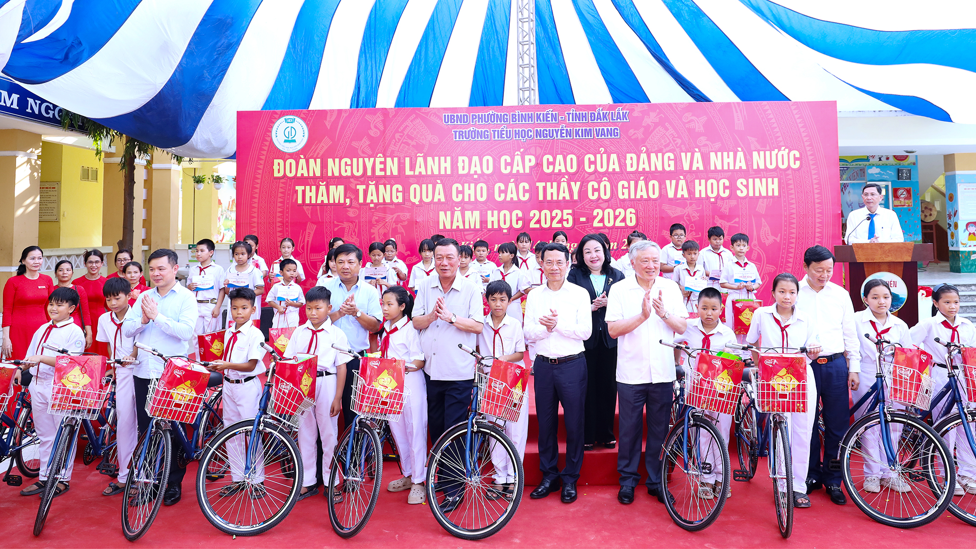 Trao 150 suất học bổng cùng nhiều phần quà tặng các em học sinh Trường Tiểu học Nguyễn Kim Vang