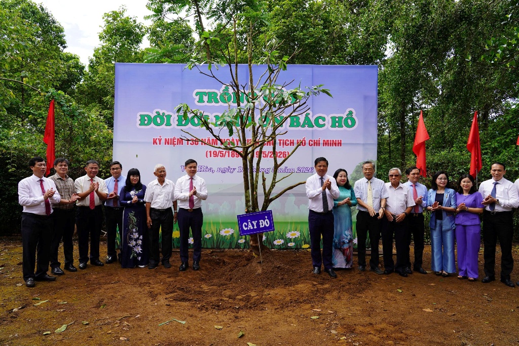 Lãnh đạo tỉnh trồng cây lưu niệm tại Khu di tích lịch sử cấp quốc gia Nhà thờ Bác Hồ