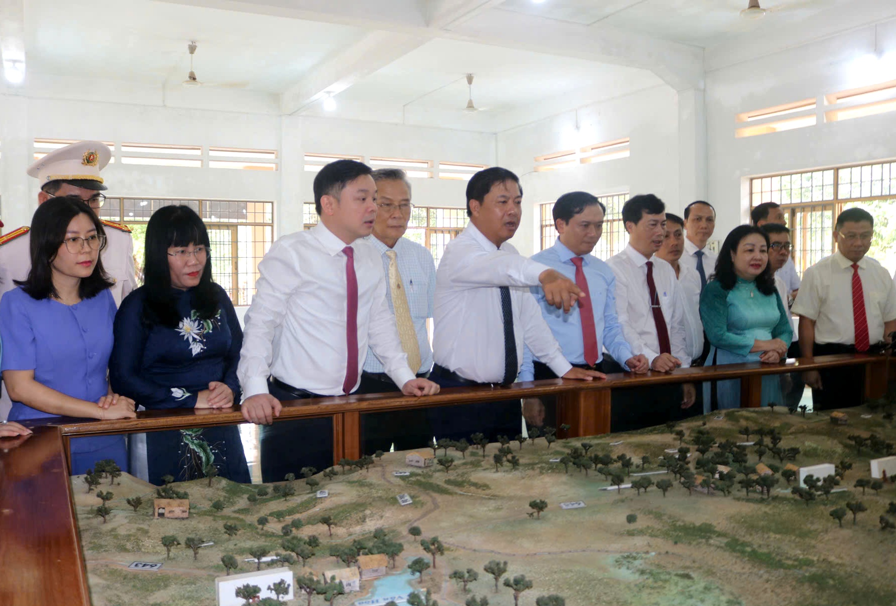 Hơn 100 ảnh tư liệu về Chủ tịch Hồ Chí Minh được trưng bày tại Nhà thờ Bác Hồ