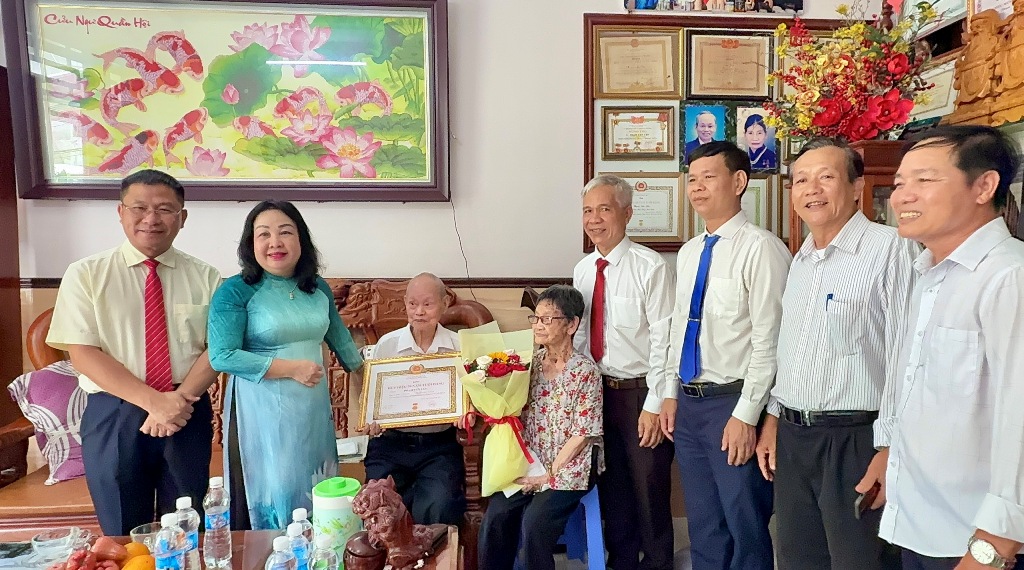 Phó Bí thư Thường trực Tỉnh ủy Cao Thị Hòa An trao Huy hiệu 70 năm tuổi Đảng cho 2 đảng viên phường Tuy Hòa