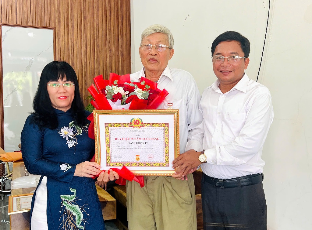 Phó Chủ tịch Thường trực UBND tỉnh Hồ Thị Nguyên Thảo trao Huy hiệu Đảng cho 2 đảng viên cao tuổi xã Sơn Hòa