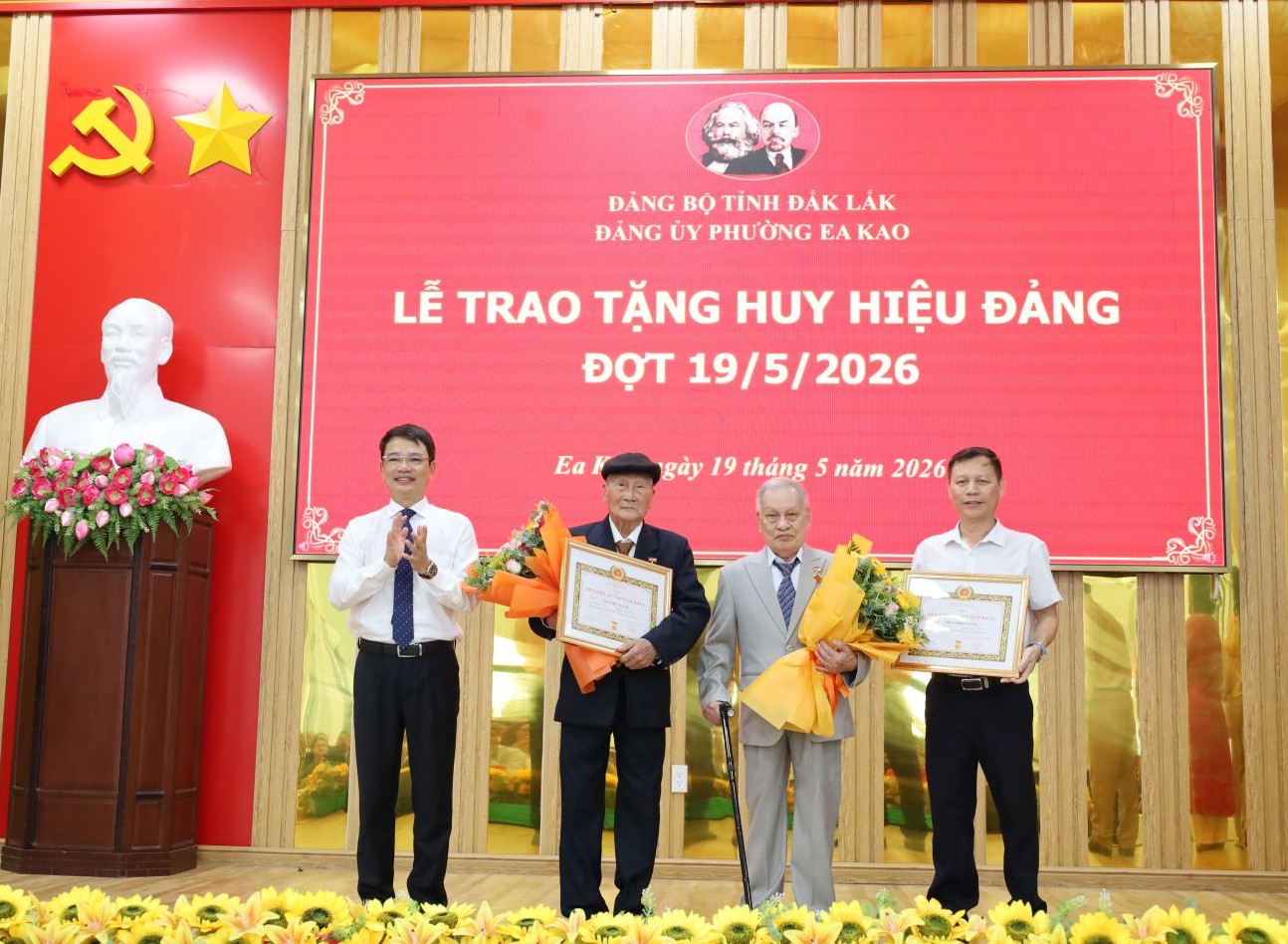 Phường Ea Kao trao tặng Huy hiệu Đảng cho 33 Đảng viên đợt 19/5/2026