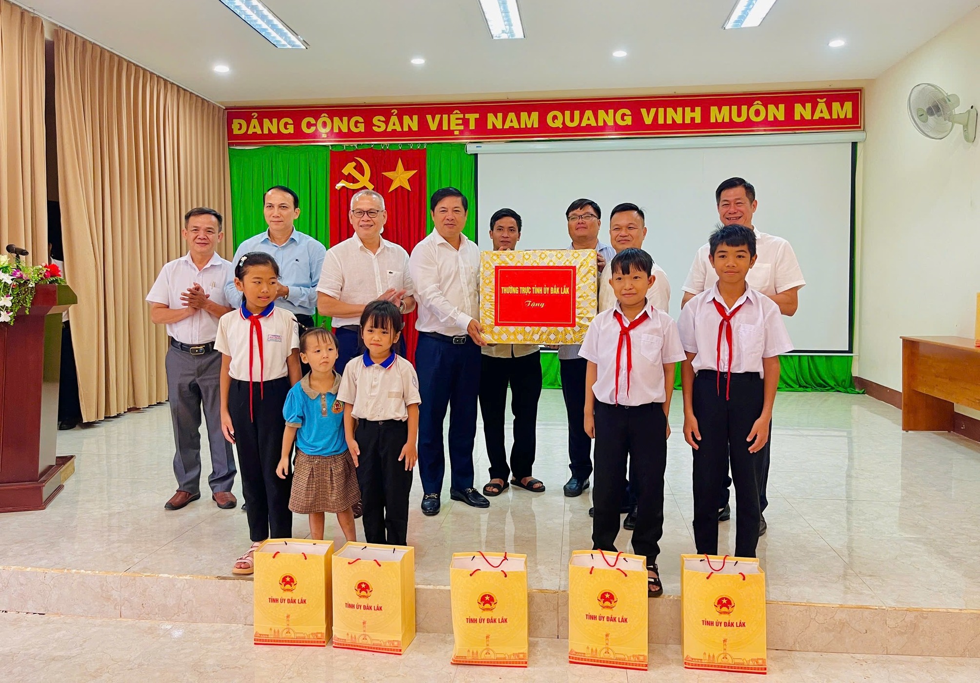 Bí thư Tỉnh ủy Lương Nguyễn Minh Triết thăm, tặng quà trẻ em tại Trung tâm Bảo trợ xã hội và Trẻ em tỉnh