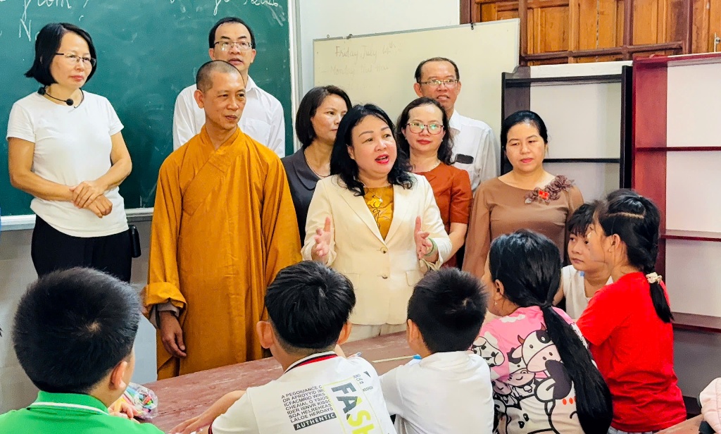 Lãnh đạo tỉnh thăm các em thiếu nhi tại lớp học Tiếng Anh miễn phí ở chùa Từ Quang