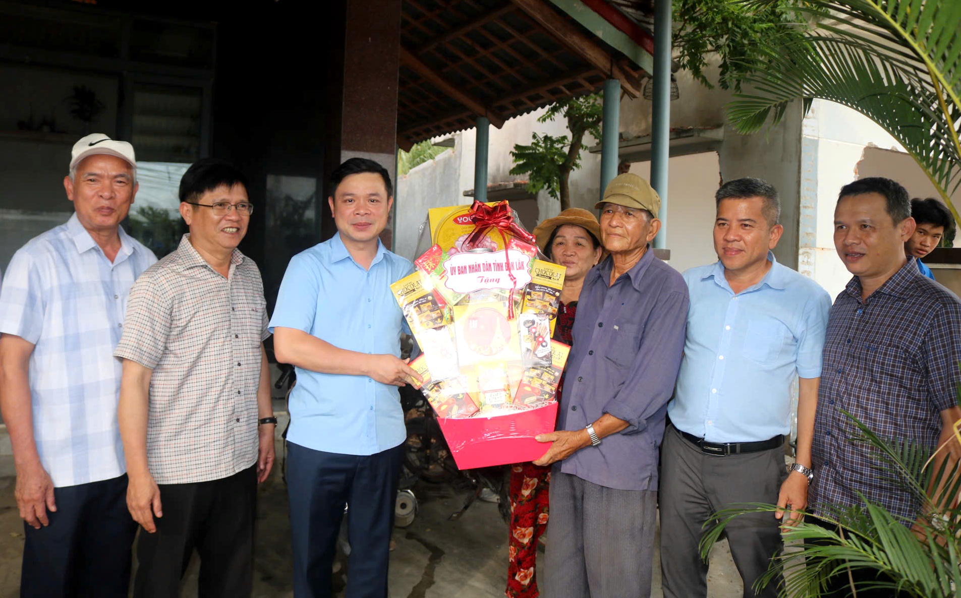 Chủ tịch UBND tỉnh Đỗ Hữu Huy tặng quà người dân bàn giao mặt bằng thực hiện Dự án Tuyến đường bộ ven biển