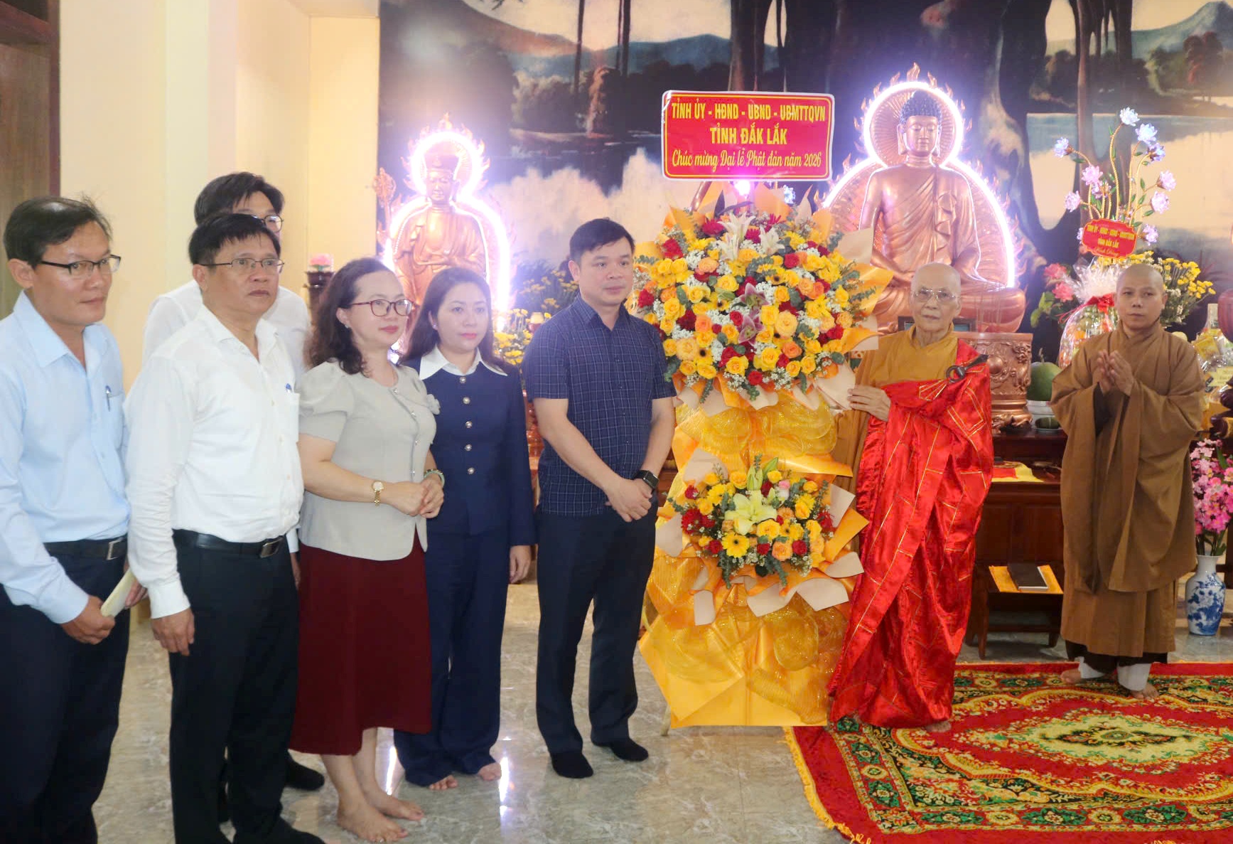 Chủ tịch UBND tỉnh Đỗ Hữu Huy thăm, chúc mừng Chùa Hương Sơn nhân Đại lễ Phật đản 2026