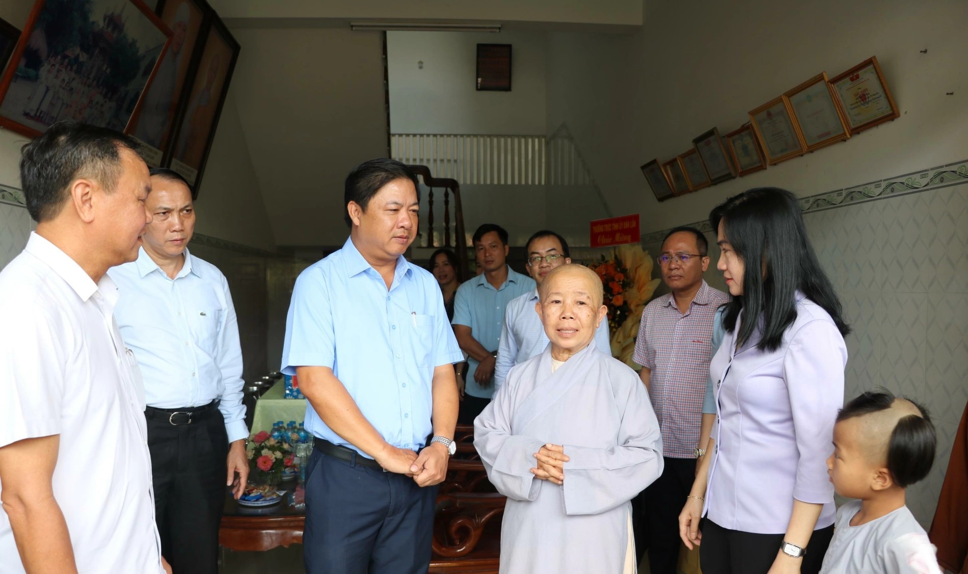 Bí thư Tỉnh ủy Lương Nguyễn Minh Triết thăm, chúc mừng chùa Hải Sơn nhân dịp Đại lễ Phật đản
