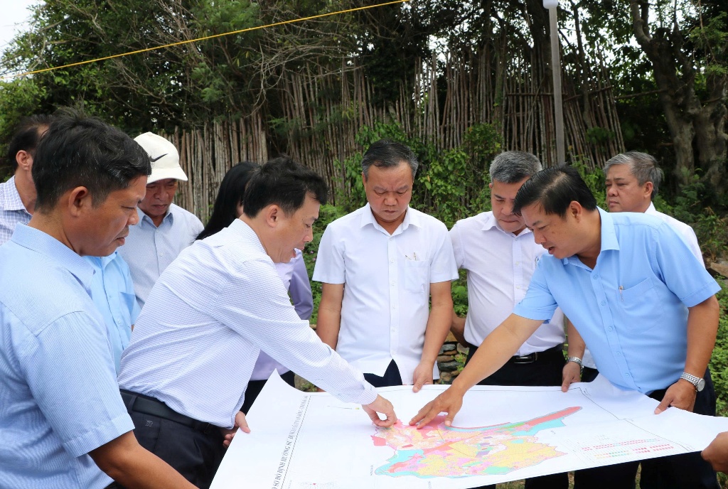 Secretary of the Provincial Party Committee Luong Nguyen Minh Triet conducts on-site surveys of several community tourism sites in the eastern region of the province