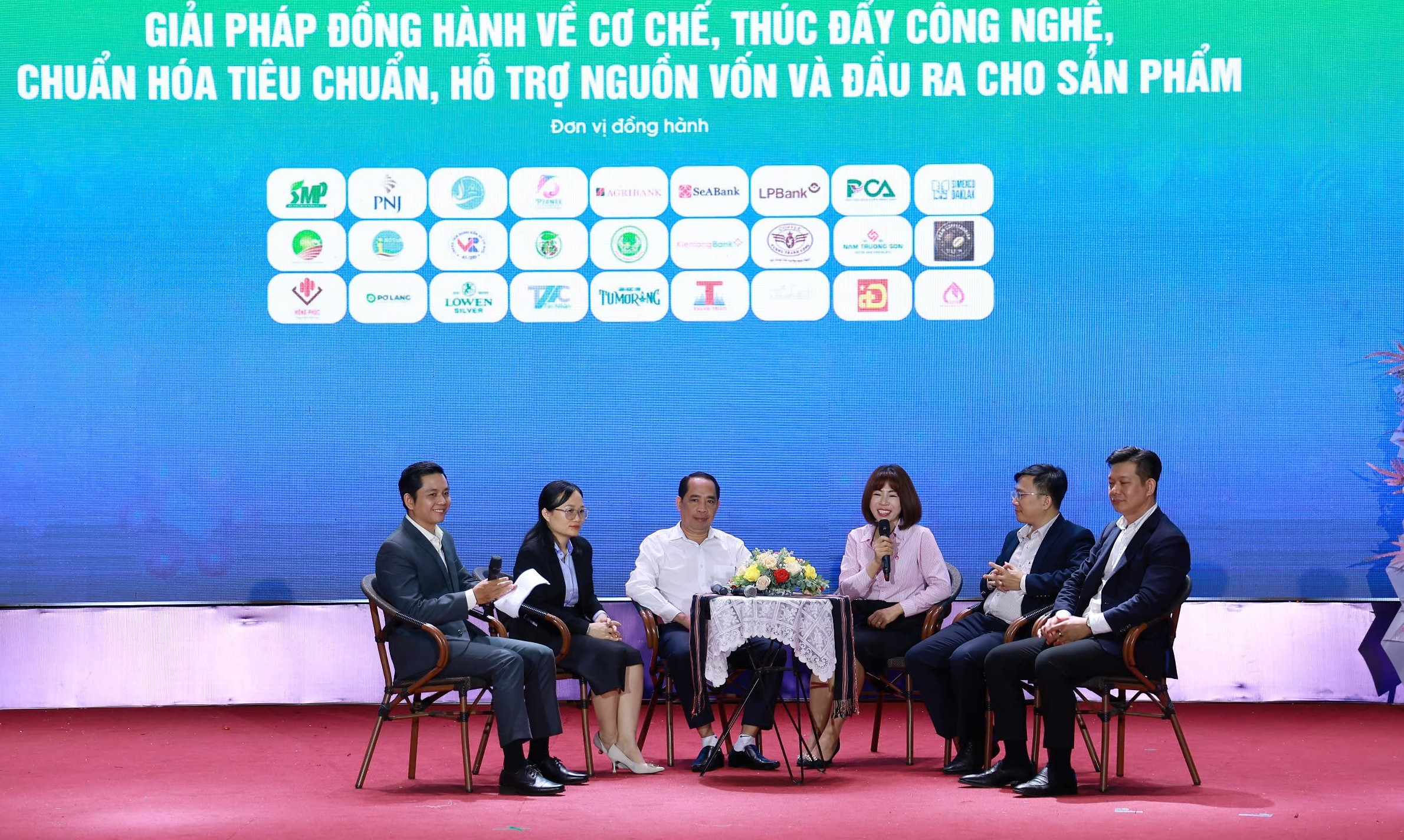 Hội nghị tọa đàm “Phụ nữ khởi nghiệp vùng miền - Kết nối giao thương sản phẩm”
