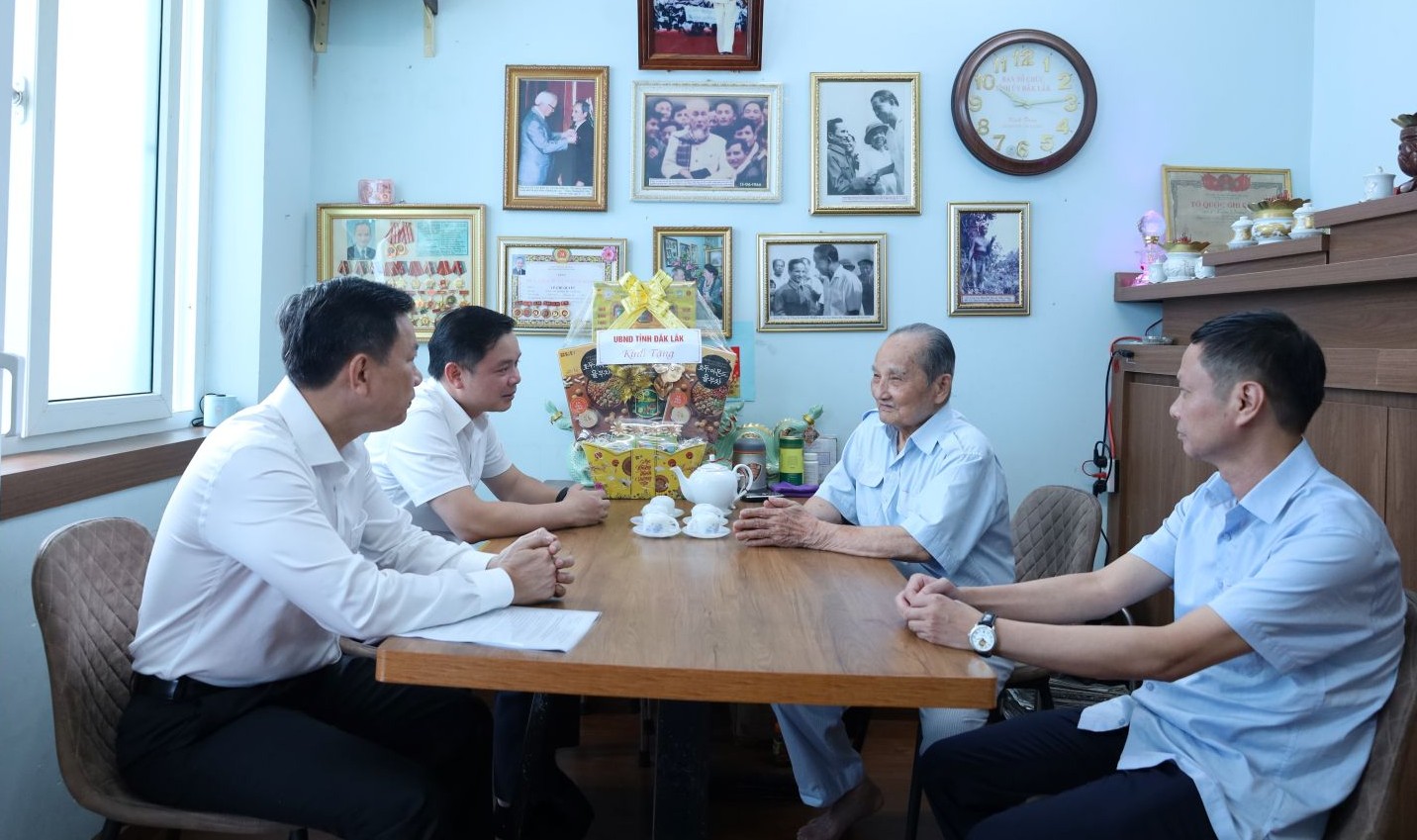 Chủ tịch UBND tỉnh Đỗ Hữu Huy thăm, tặng quà chúc thọ người cao tuổi
