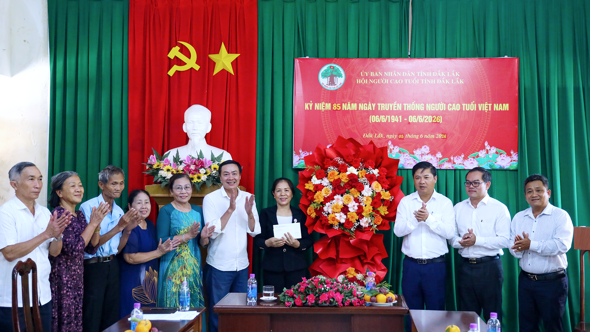 Bí thư Tỉnh ủy Lương Nguyễn Minh Triết thăm, tặng quà chúc thọ người cao tuổi nhân Ngày Người cao tuổi Việt Nam