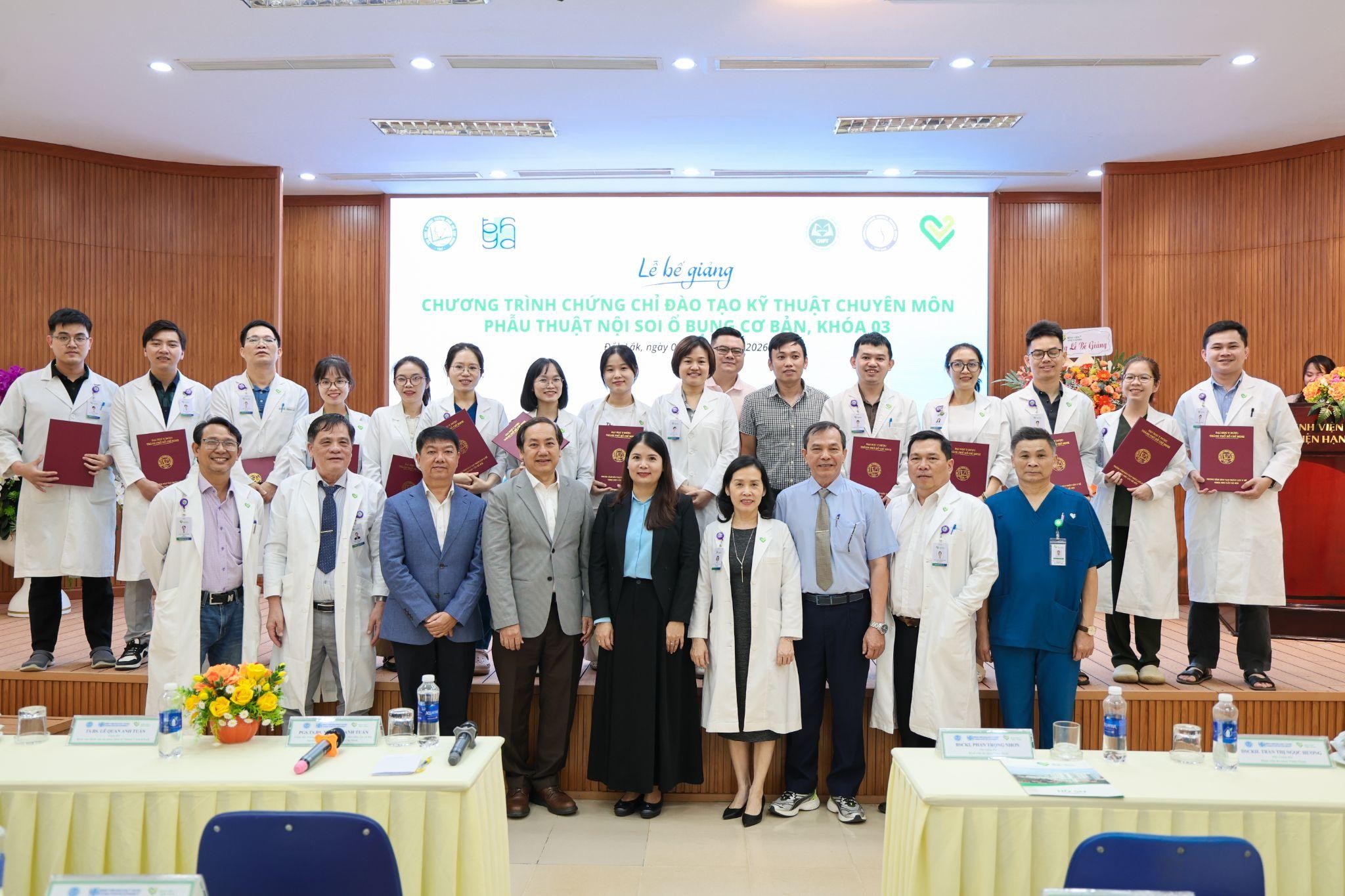 Bế giảng Lớp “Phẫu thuật nội soi ổ bụng cơ bản” đẩy mạnh đào tạo kỹ thuật ngoại khoa ngay tại địa phương