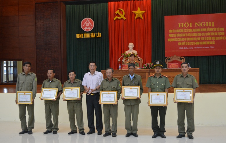 Nhiều tập thể, cá nhân điển hình trong công tác bảo vệ dân phố, bảo vệ an ninh Tổ quốc giai đoạn 2006-2016.