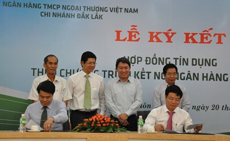 Ký kết hợp đồng tín dụng giữa Vietcombank Đắk Lắk với các doanh nghiệp