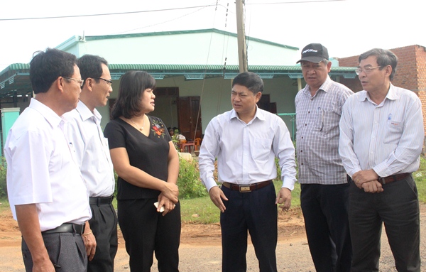 The Provincial Party Standing Committee’s delegation works with Krong Bong district’s Party Committee