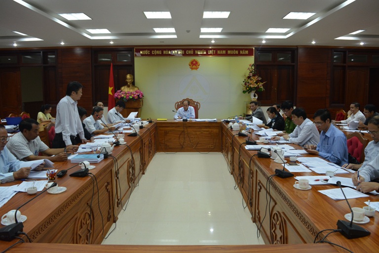 UBND tỉnh họp thông qua các văn bản quy phạm pháp luật thuộc thẩm quyền.