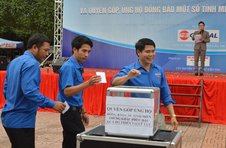 Lễ Mít tinh hưởng ứng Ngày pháp luật Việt Nam và quyên góp, ủng hộ đồng bào một số tỉnh miền Trung bị thiệt hại do mưa lũ.