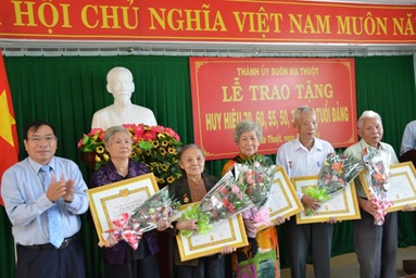 Trao Huy hiệu Đảng tặng đảng viên thuộc Đảng bộ TP. Buôn Ma Thuột