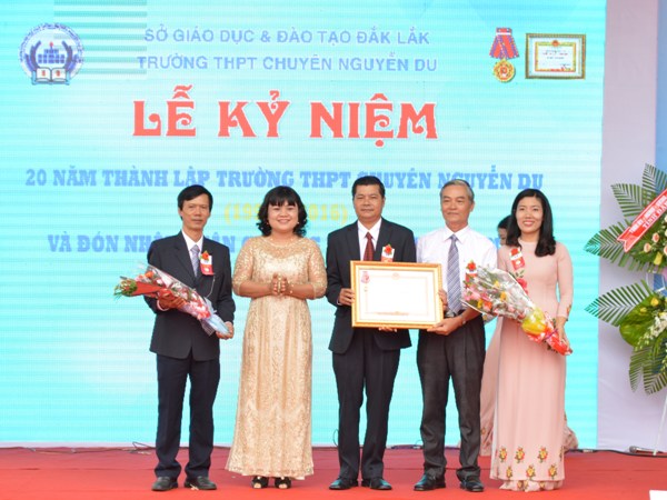 Trường THPT chuyên Nguyễn Du kỷ niệm 20 năm thành lập và đón nhận Huận chương Lao động hạng Nhì