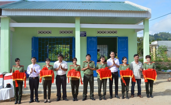 Bàn giao lớp học tình thương cho Trường tiểu học Yang Reh